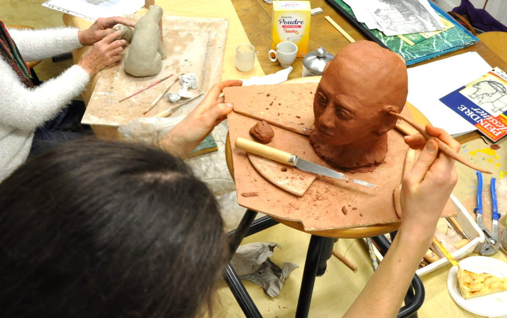 photo où Alice retouche l'oreille